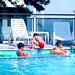 Poolside Retreat-beahost דירה *