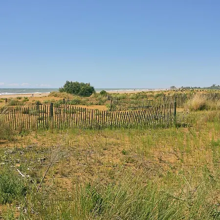 Lägenhet Poolside Retreat-beahost