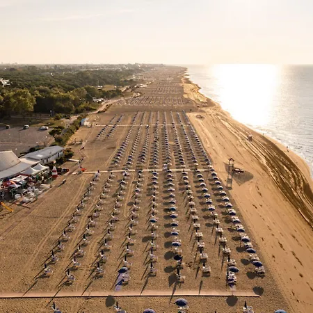 Poolside Retreat-beahost Apartman *