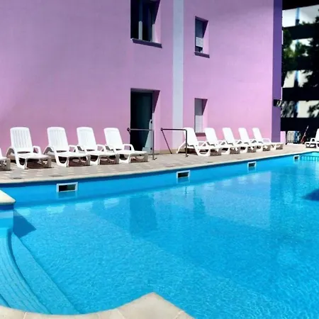 Апартаменти Poolside Retreat-beahost